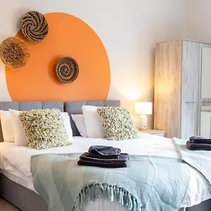  Apartment Logan House, Modern And Spacious Townhouse Close To Centre